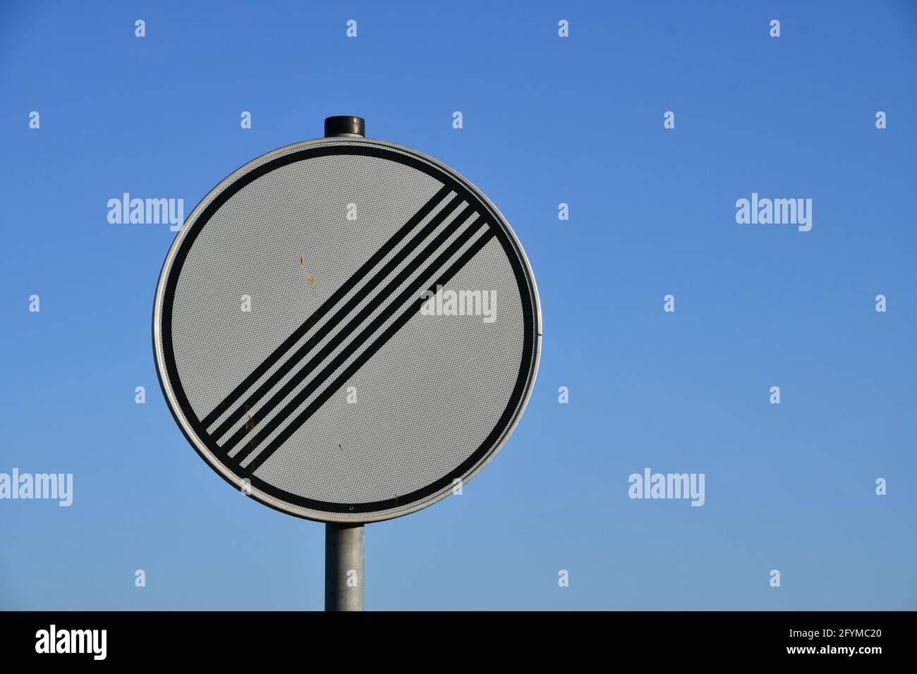 panneau de signalisation circulaire allemand abrogeant toute limite de vitesse en face du ciel bleu Banque D'Images