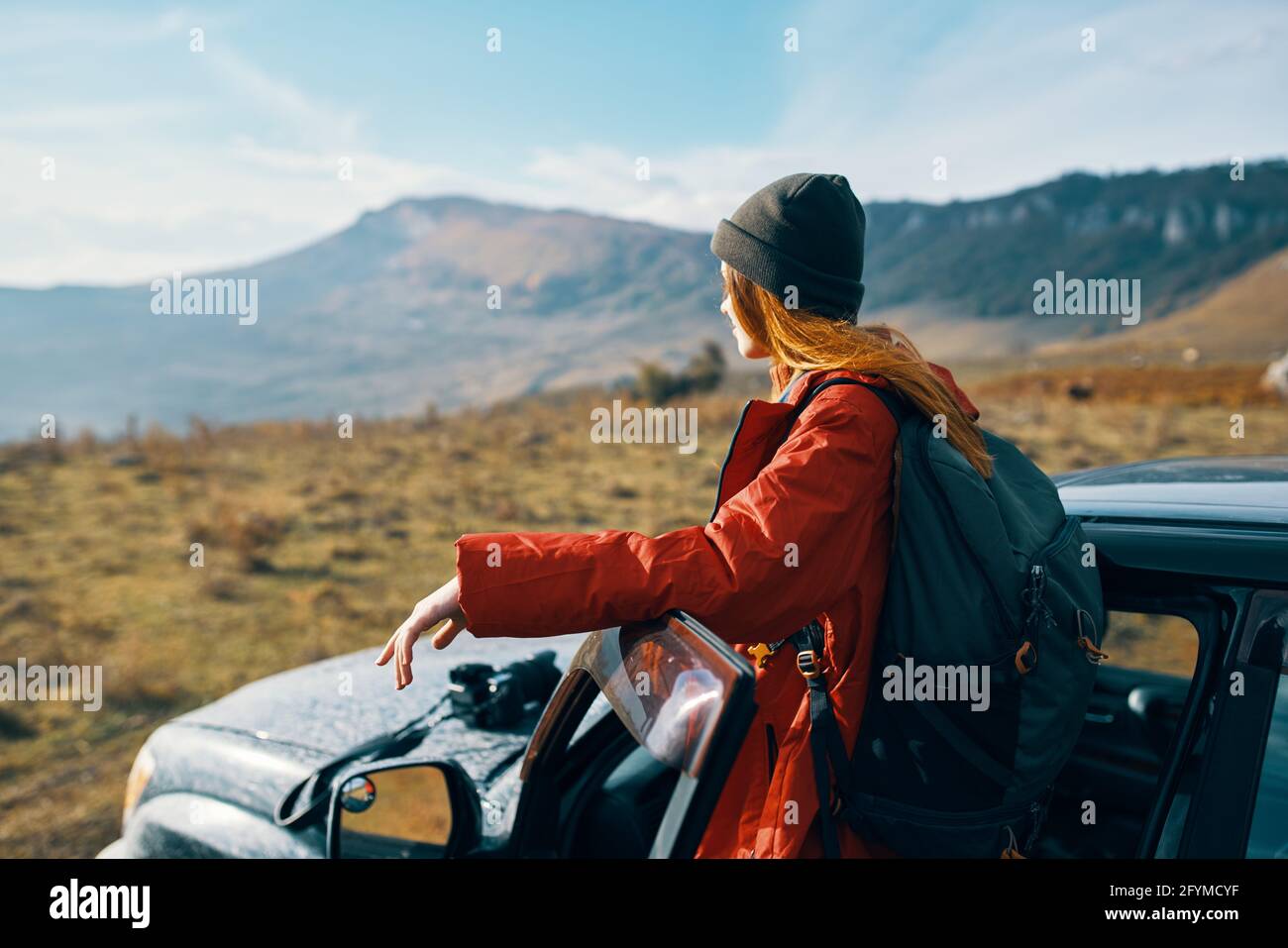 Voyageur avec un sac à dos près de la voiture dans les montagnes en été et ciel bleu air frais Banque D'Images