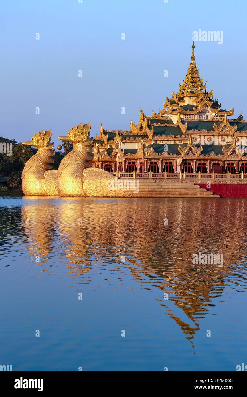 Le Karaweik - réplique d'une barge royale birmane sur le lac de Kandawgyi à Yangon, au Myanmar. Bien qu'il s'agisse d'un monument national, il abrite maintenant un restaurant. Banque D'Images