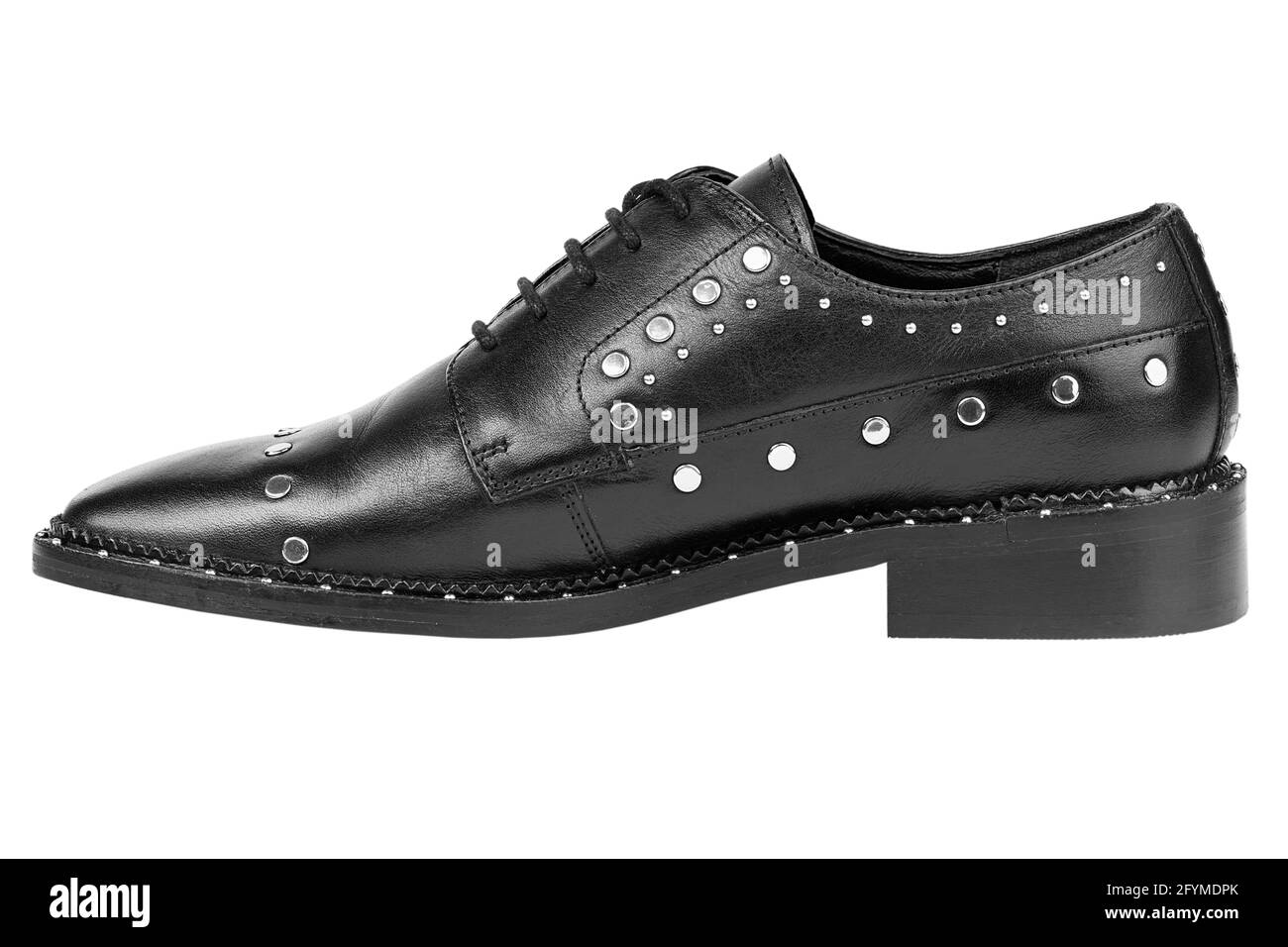 Chaussures en cuir pour femmes, coloris noir. Chaussures Oxford. Chaussures décontractées. Le fichier contient un chemin d'écrêtage. Banque D'Images