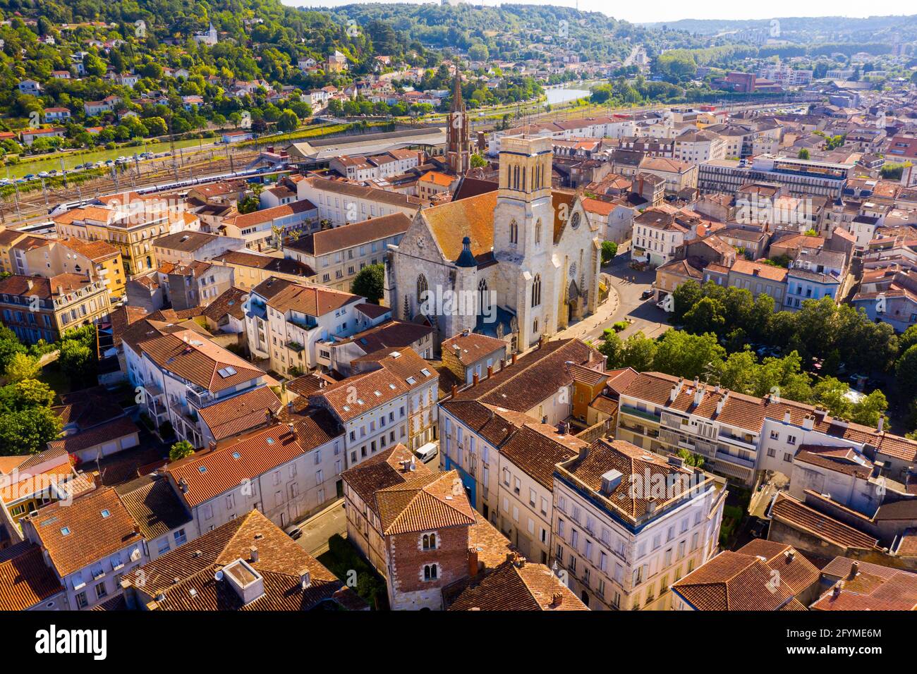 Vue panoramique depuis le drone sur la ville d'Agen. France Photo Stock -  Alamy