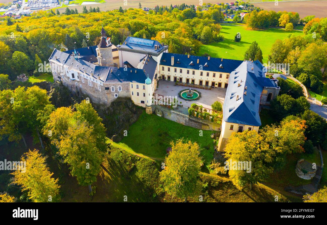 Vue panoramique du drone du château de Zbiroh. République tchèque Banque D'Images