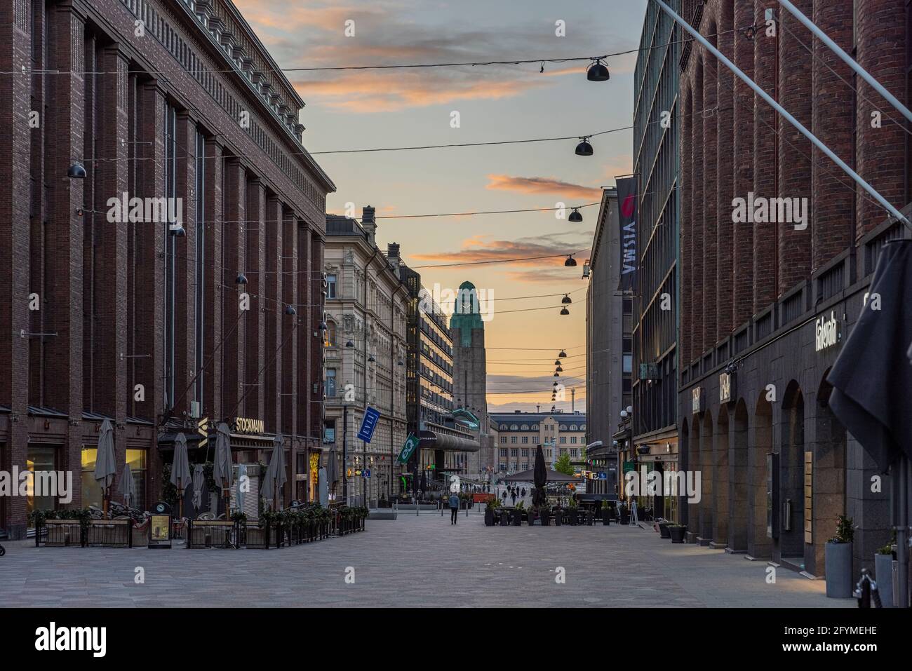 Le quartier du centre-ville d'Helsinki est vide en raison d'une pandémie de coronavirus et d'un confinement. Normalement, les rues sont en marche avec les gens le week-end. Banque D'Images