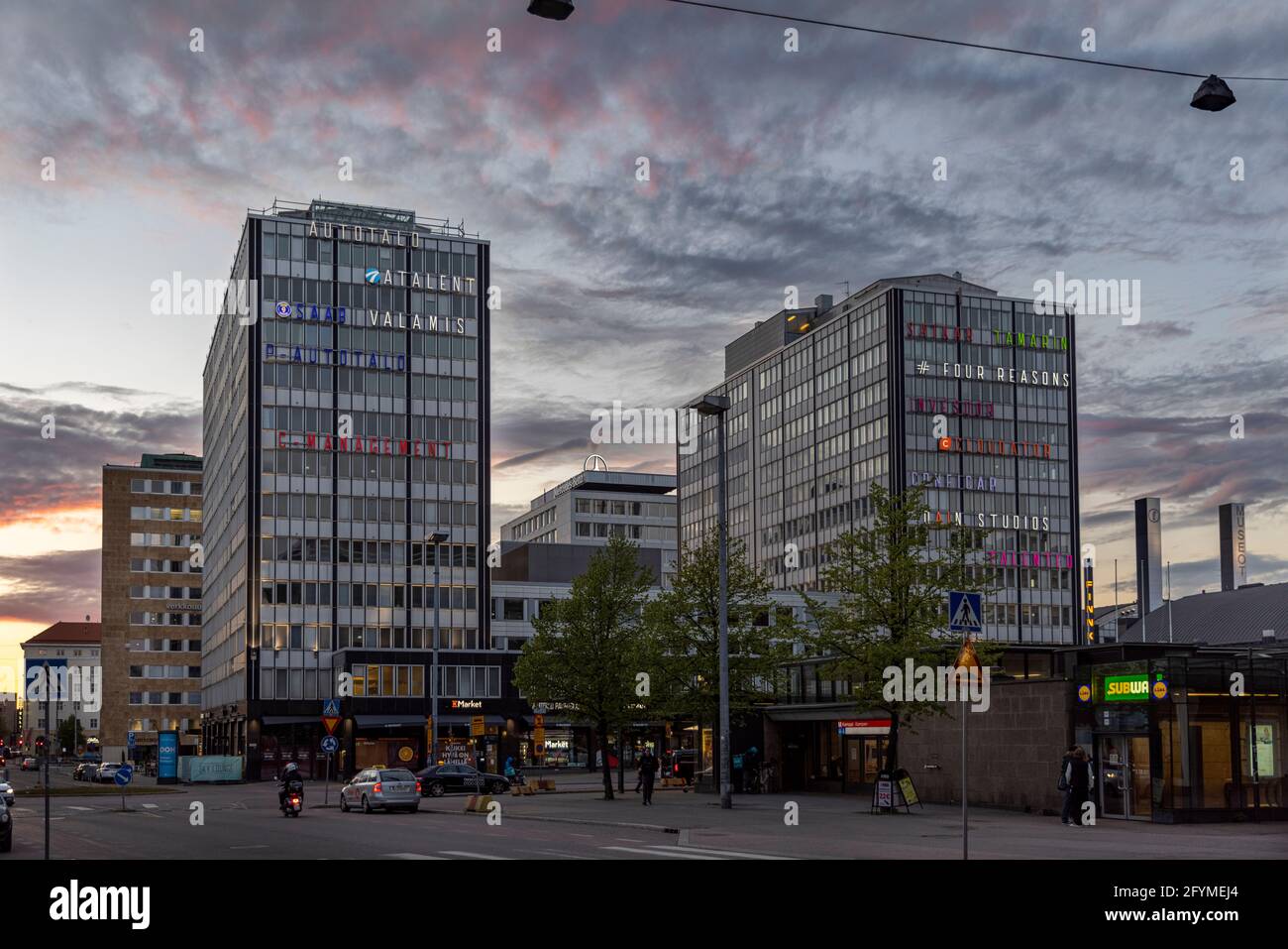 Le quartier du centre-ville d'Helsinki est vide en raison d'une pandémie de coronavirus et d'un confinement. Normalement, les rues sont en marche avec les gens le week-end. Banque D'Images