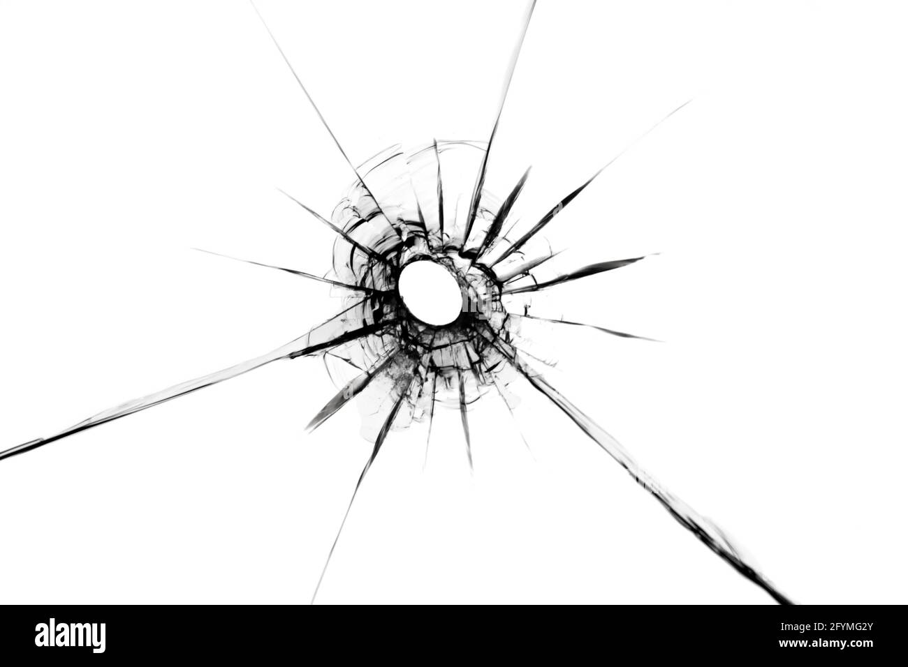 Texture de verre brisée avec trou au centre isolé sur fond blanc. L'effet des fissures sur la vitre Banque D'Images