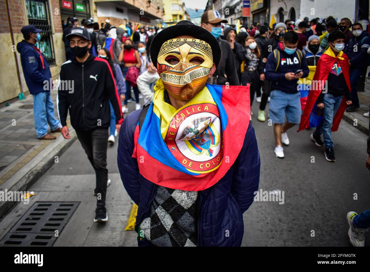 Pasto, Colombie. 28 mai 2021. Un manifestant participe aux manifestations en utilisant un drapeau colombien comme foulard alors que la Colombie marque son premier mois de manifestations anti-gouvernementales contre la loi fiscale du Président Duque, les réformes sanitaires et la brutalité et les troubles de la police, des milliers de personnes inondent les rues de Pasto, Narino, Colombie, le 28 mai 2021. Crédit : long Visual Press/Alamy Live News Banque D'Images