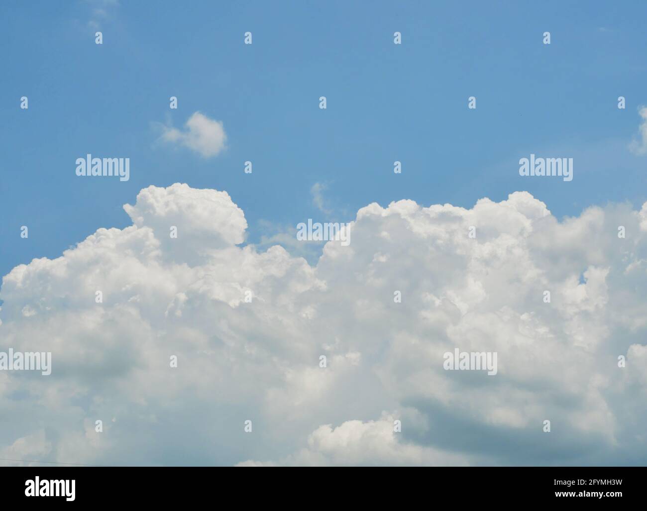 Cumulus nuage sur beau ciel bleu dans la lumière du jour, Fluffy nuages formations à la zone tropicale Banque D'Images
