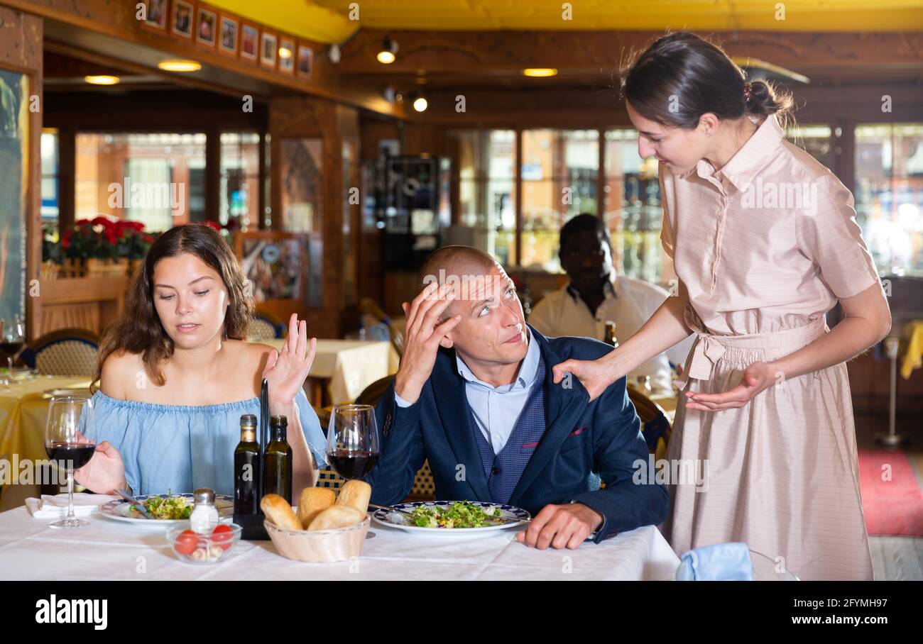 Triangle de l'amour - la femme a attrapé son mari avec de la maîtresse dans un restaurant Banque D'Images