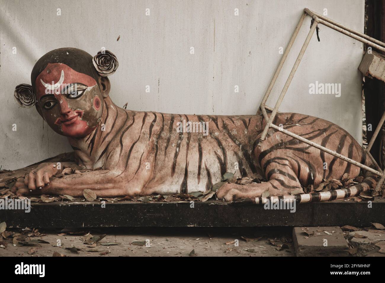 Sculpture d'une déesse hindoue avec le corps d'un tigre et la tête d'un humain Banque D'Images