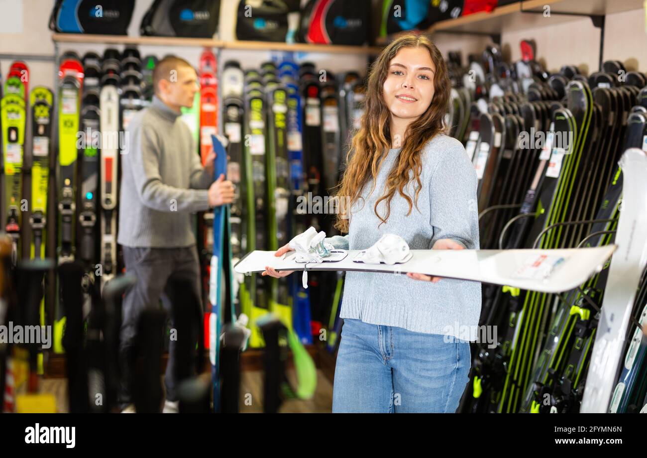 Un homme et une femme choisissent de nouveaux modèles de skis dans le magasin d'équipement de ski Banque D'Images