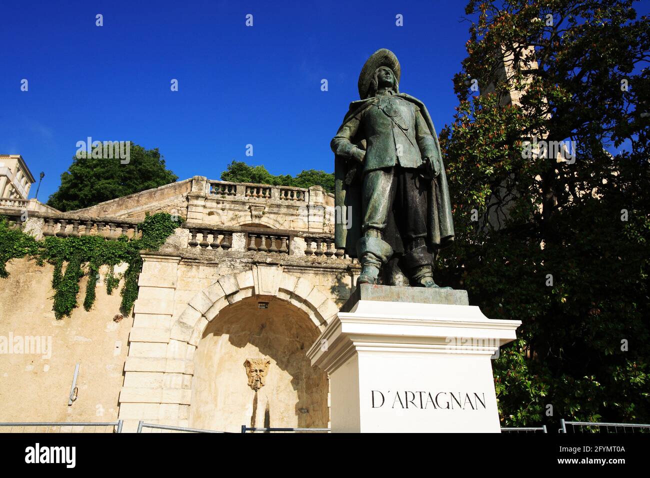 FRANCE. GERS (32) VILLE D'AUCH. STATUE D'ARTAGNAN DEVANT LES ESCALIERS MONUMENTAUX Banque D'Images