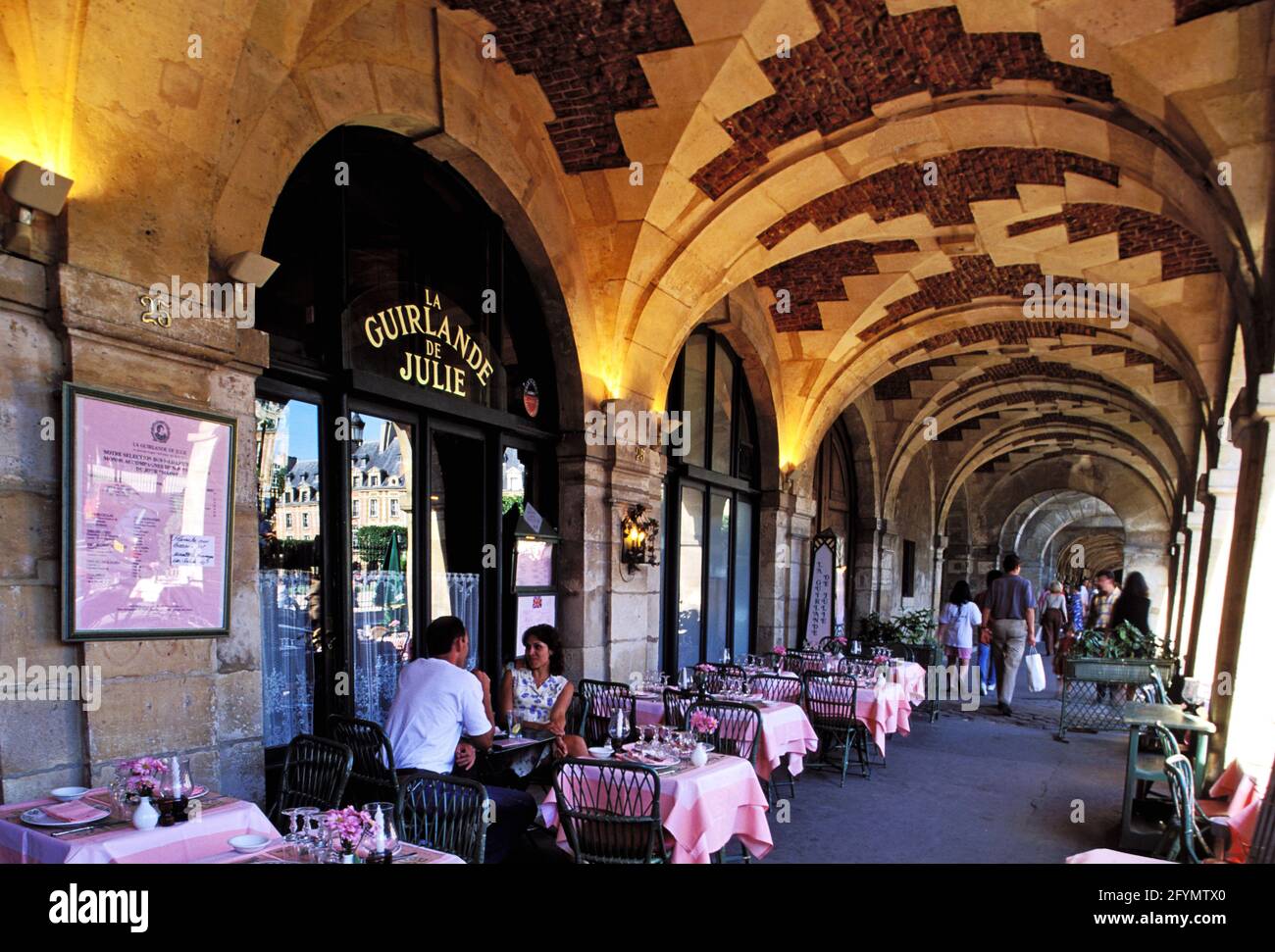 FRANCE. PARIS (75) ANTIQS SUR LA PLACE DES VOSGES Banque D'Images