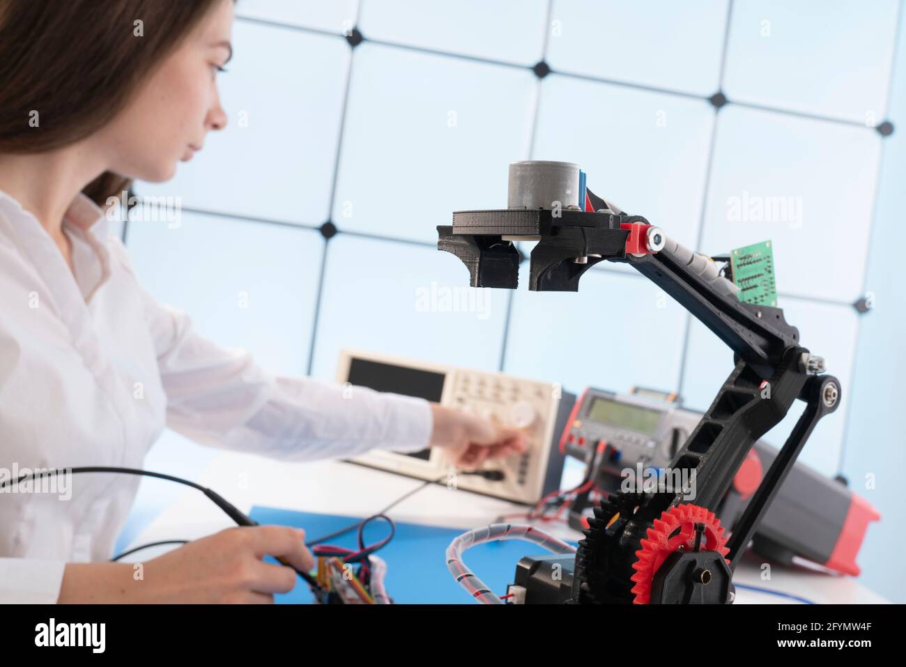 Étudiant avec le bras de modèle de robot Banque D'Images