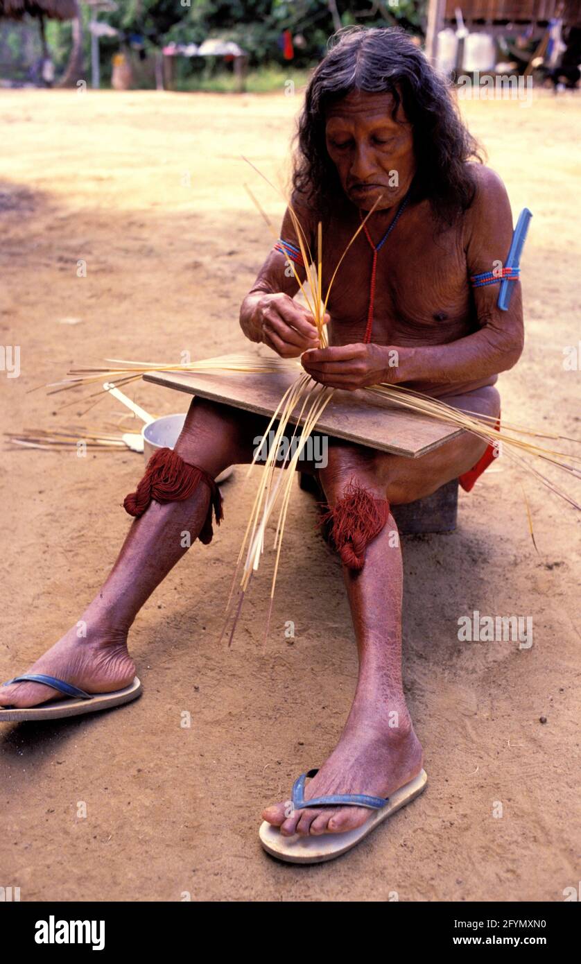GUYANE FRANÇAISE. VILLAGE D'ANTECUME PATA, SUR LA RIVIÈRE MARONI. PORTRAIT D'UN HOMME INDIEN WAYANA Banque D'Images