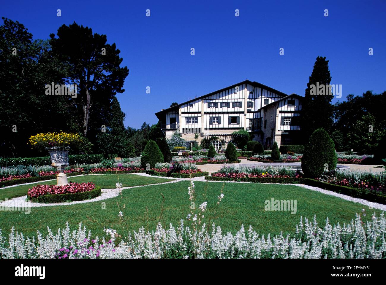 FRANCE. PYRÉNÉES-ATLANTIQUES (64) PAYS BASQUE. ARNAGA VILLA GARDENS (MUSÉE EDMONT ROSTAND, AUTEUR CYRANO DE BERGERAC) DANS LE VILLAGE DE CAMBO-LES-BAINS Banque D'Images