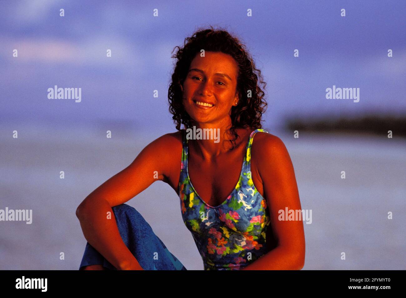 POLYNÉSIE FRANÇAISE. ÎLE TAHAA. JEUNE POLYNÉSIEN À L'HÔTEL DE L'ÎLE DE VAHINE -> AUTORISATION DU MODÈLE OK Banque D'Images