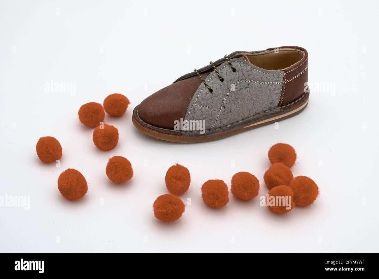 Zurich, Suisse - 4 novembre 2020 : figurine d'une chaussure et d'une boule décorative orange Banque D'Images