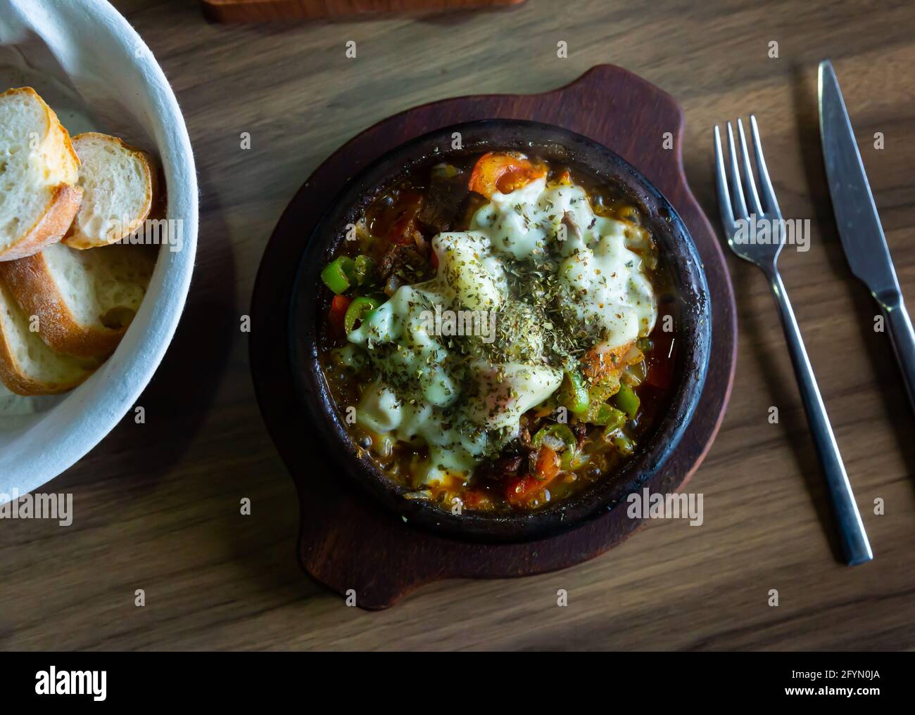 Savoureuses et copieuses sautes de viande et de légumes avec du fromage fondu et des herbes épicées servis dans le restaurant turc traditionnel Banque D'Images