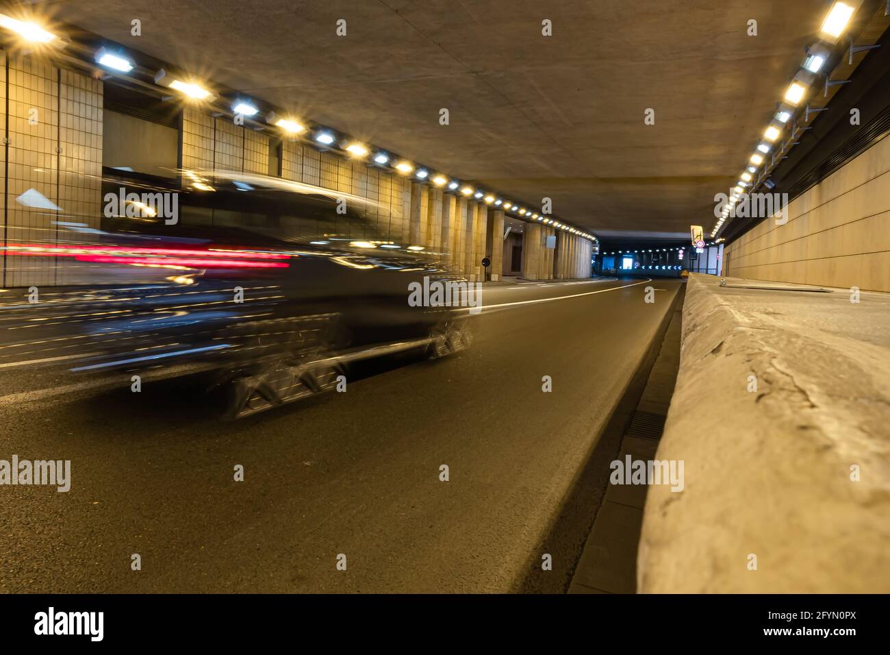 Monte Carlo, Monaco - 4 juillet 2020 : voiture rapide passant par le tunnel de Louis II à Monte Carlo Banque D'Images