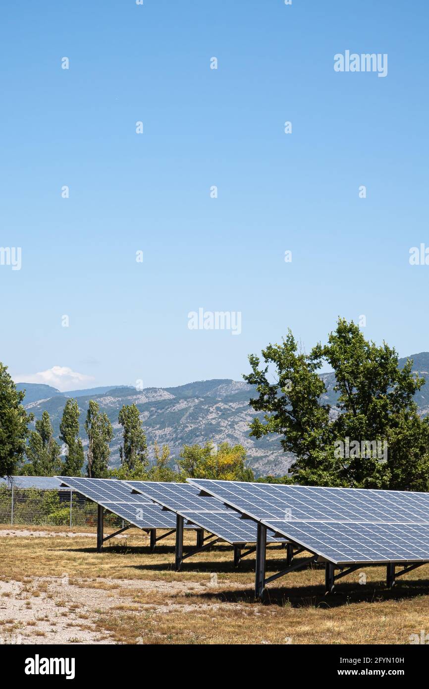 La Saulce, France - 8 juillet 2020 : cellules solaires extérieures pour la production d'électricité Banque D'Images