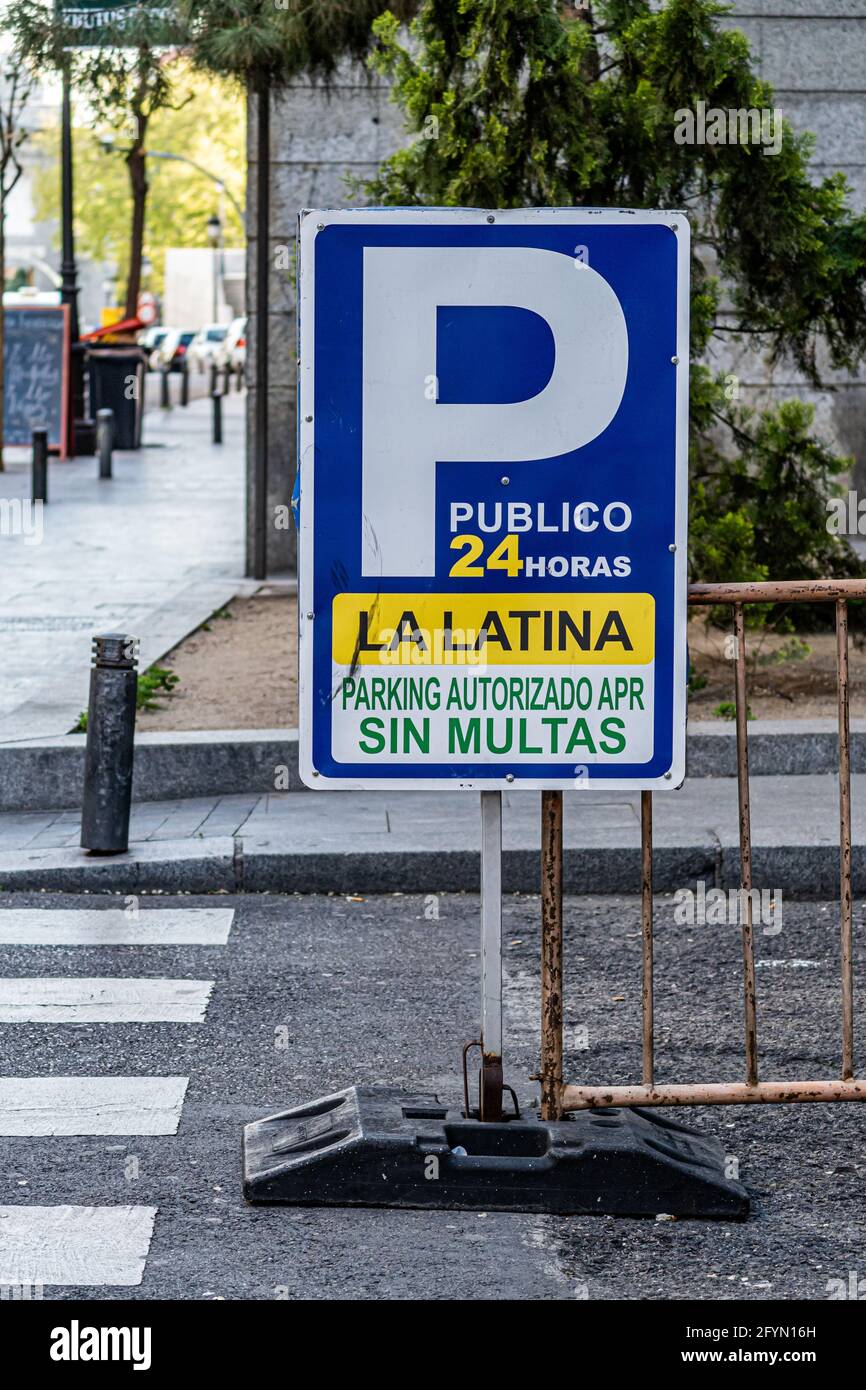 MADRID, ESPAGNE - 06 avril 2021 : Madrid, Espagne. 6 avril 2021.prise verticale d'une enseigne de stationnement autorisée dans le centre de Madrid, à la Latina. Par. Autorisée Banque D'Images