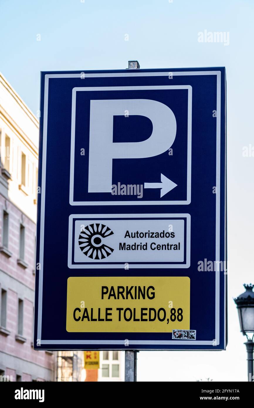MADRID, ESPAGNE - 06 avril 2021 : Madrid, Espagne. 6 avril 2021. Photo verticale d'un panneau de stationnement autorisé dans le centre de Madrid, au 88, rue Toledo. Banque D'Images