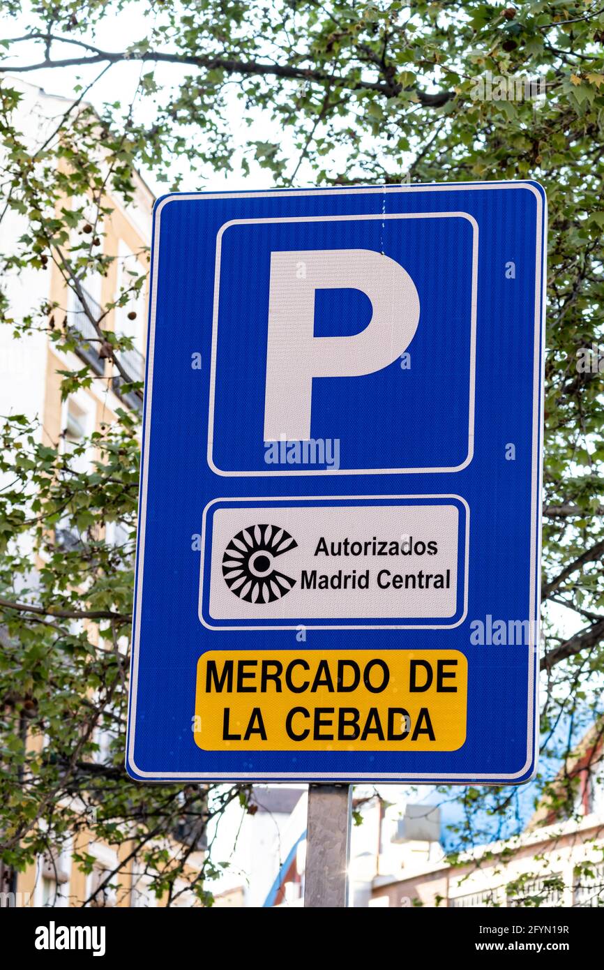 MADRID, ESPAGNE - 06 avril 2021 : Madrid, Espagne. 6 avril 2021.prise verticale d'une enseigne de stationnement autorisée dans le centre de Madrid, sur le marché de l'orge. Banque D'Images