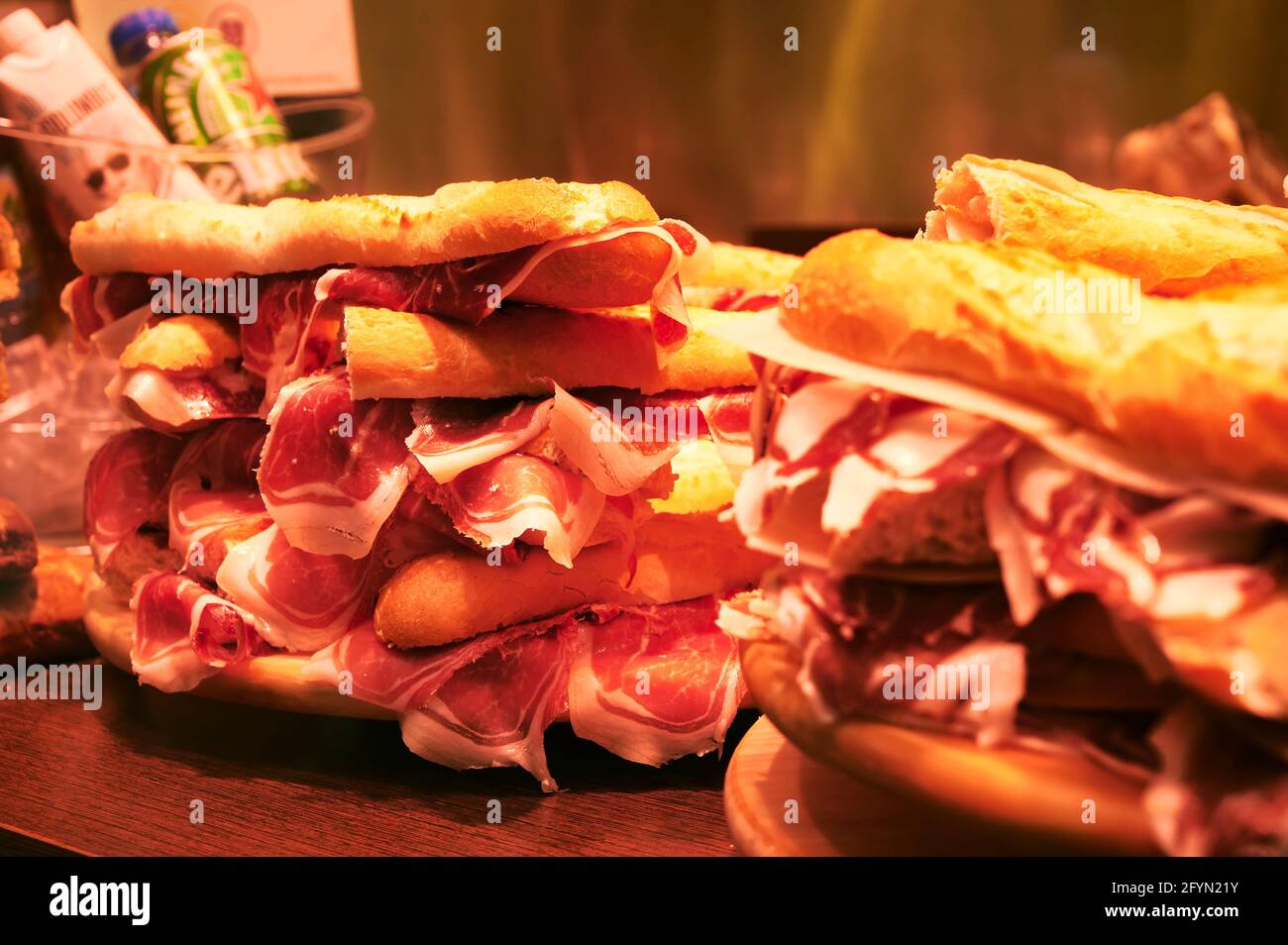 Une pile de sandwichs au jambon serrano iberico est exposée dans une boutique de sandwichs locale de Bilbao, Gascogne, pays basque, Espagne Banque D'Images