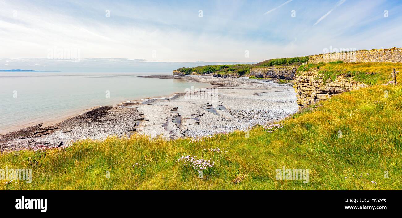 Une section de la Glamourgan Heritage Coast sur le Wales Coast Path avec l'Atlantic College à St Donats, au sud du pays de Galles, au Royaume-Uni Banque D'Images