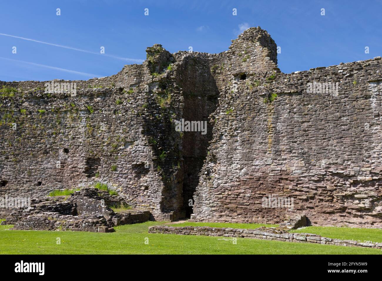 Tour en ruines dans le quartier intérieur à White Castle, Monbucshire, pays de Galles Banque D'Images