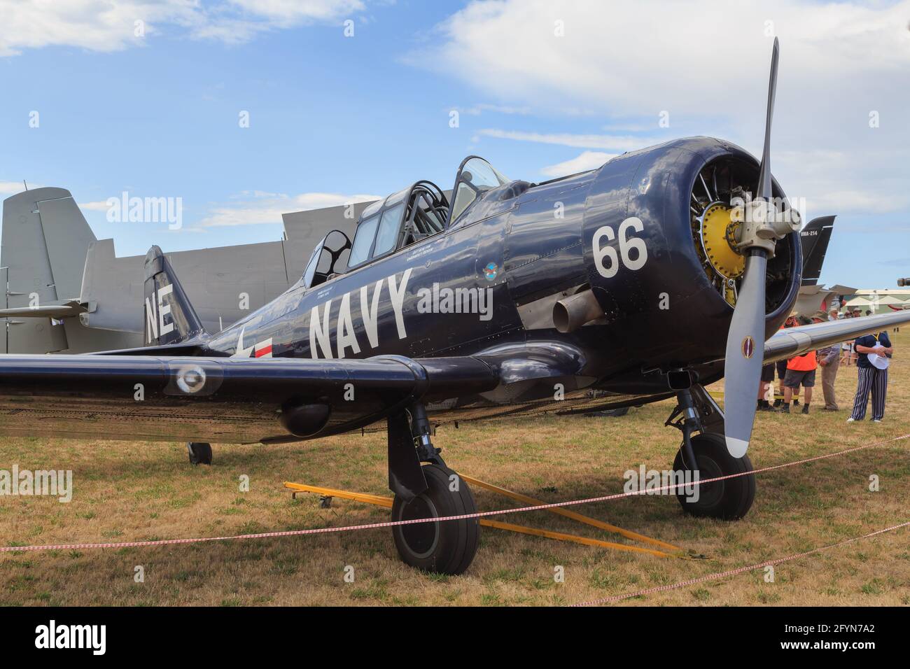 Un avion AT-6D Harvard de la deuxième Guerre mondiale, peint dans les couleurs de la marine américaine. Photographié lors d'un spectacle aérien à Mount Maunganui, en Nouvelle-Zélande Banque D'Images