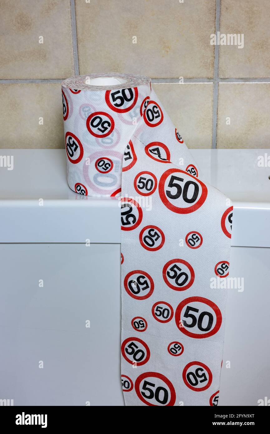 Rouleau de papier toilette avec limite de vitesse du signal de circulation 50 Banque D'Images