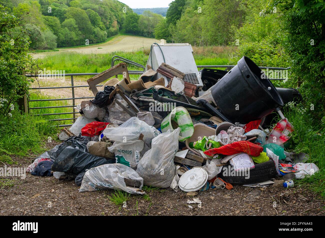 Coleshill, Buckinghamshire, Royaume-Uni. 29 mai 2021. Un agriculteur n'a pas pu accéder à ses terres ce matin, car une grosse pile de ordures ménagères avait été rouée par avion la nuit et comprenait du courrier provenant d'une adresse de Streatham Road, Londres. Il y a eu une augmentation considérable du pourboire illégal de mouches dans le Buckinghamshire pendant la pandémie de Covid-19 malgré l'ouverture des sites de déchets commerciaux. Le pourboire à la mouche est une infraction pénale passible d'une amende pouvant aller jusqu'à 50,000 livres sterling ou 12 mois d'emprisonnement devant un tribunal de juridiction. L'infraction peut entraîner une amende illimitée et jusqu'à 5 ans d'emprisonnement s'il est reconnu coupable dans un cou de la Couronne Banque D'Images