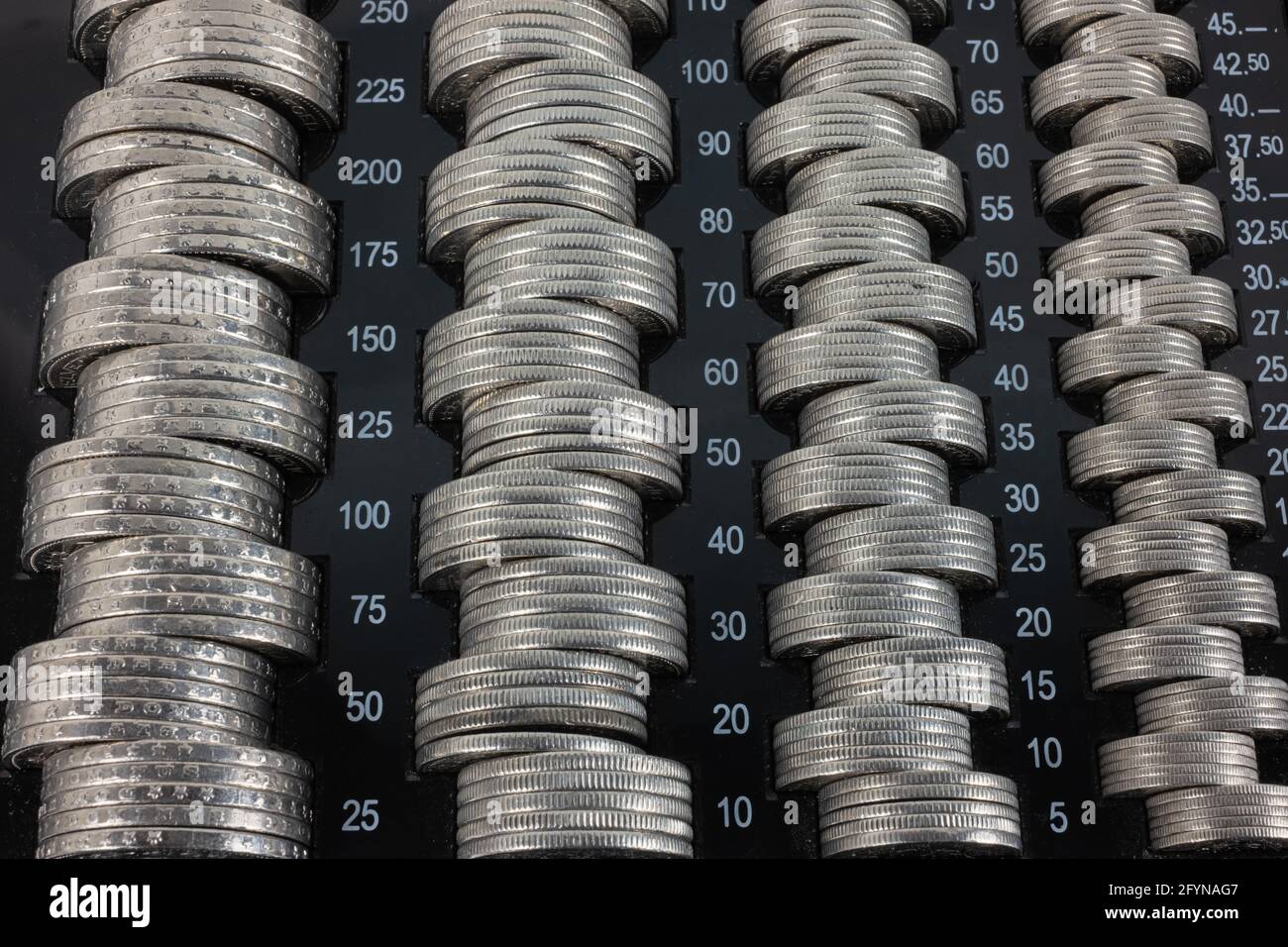 Tiroir à monnaie suisse rempli de pièces de différentes confessions Banque D'Images