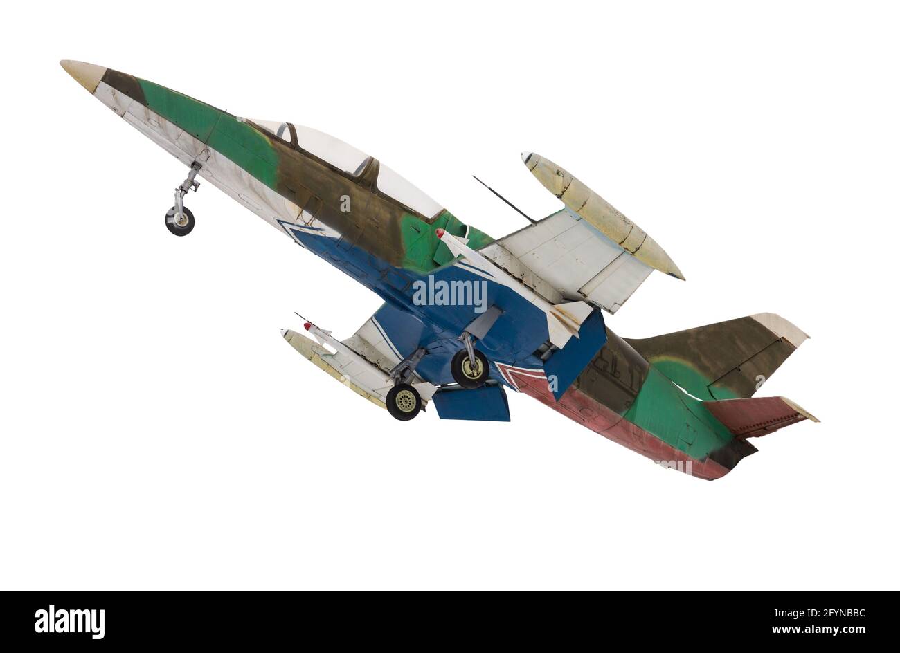 Entraînement d'avions à réaction multicouleurs militaires avec des roquettes isolées sur fond blanc Banque D'Images Entraînement d'avions à réaction multicouleurs militaires avec des roquettes isolées sur fond blanc Banque D'Images