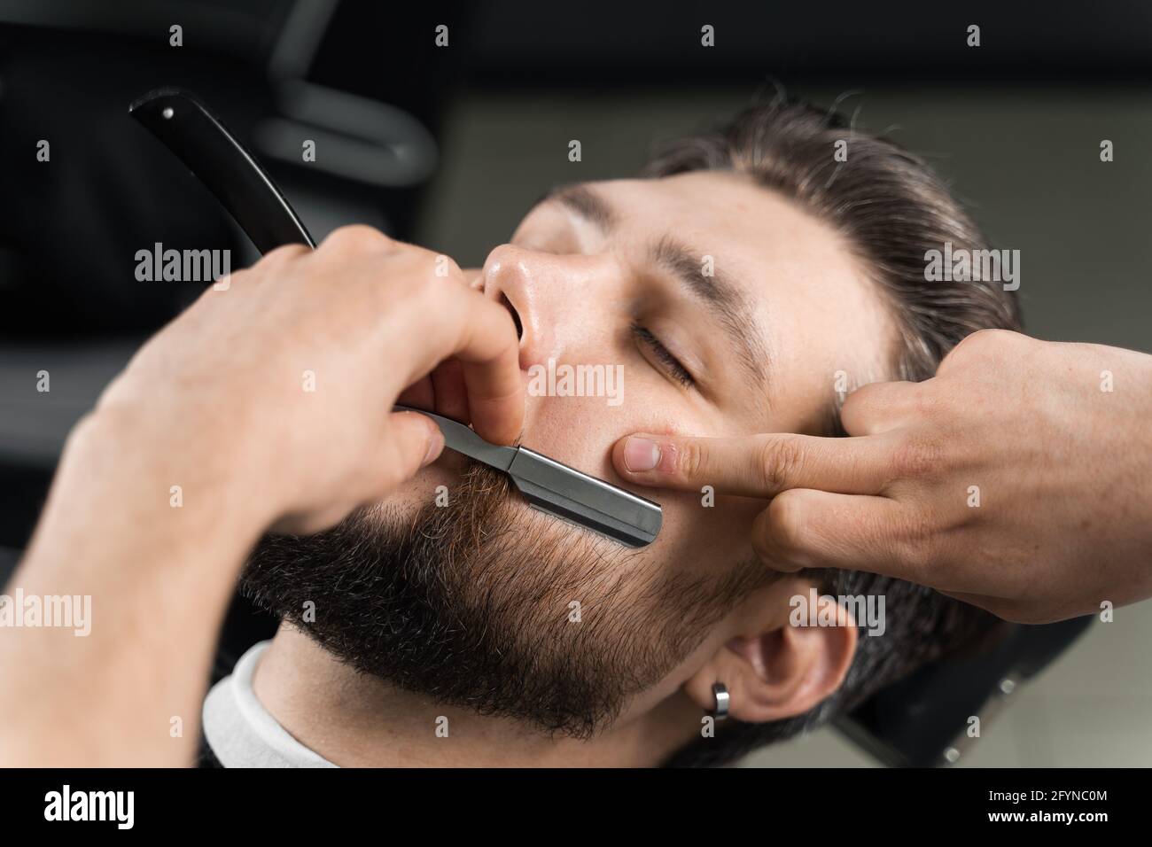 La coupe droite du rasoir a une barbe dans un salon de coiffure. Coiffeur  coiffeur coiffeur pour homme beau Photo Stock - Alamy