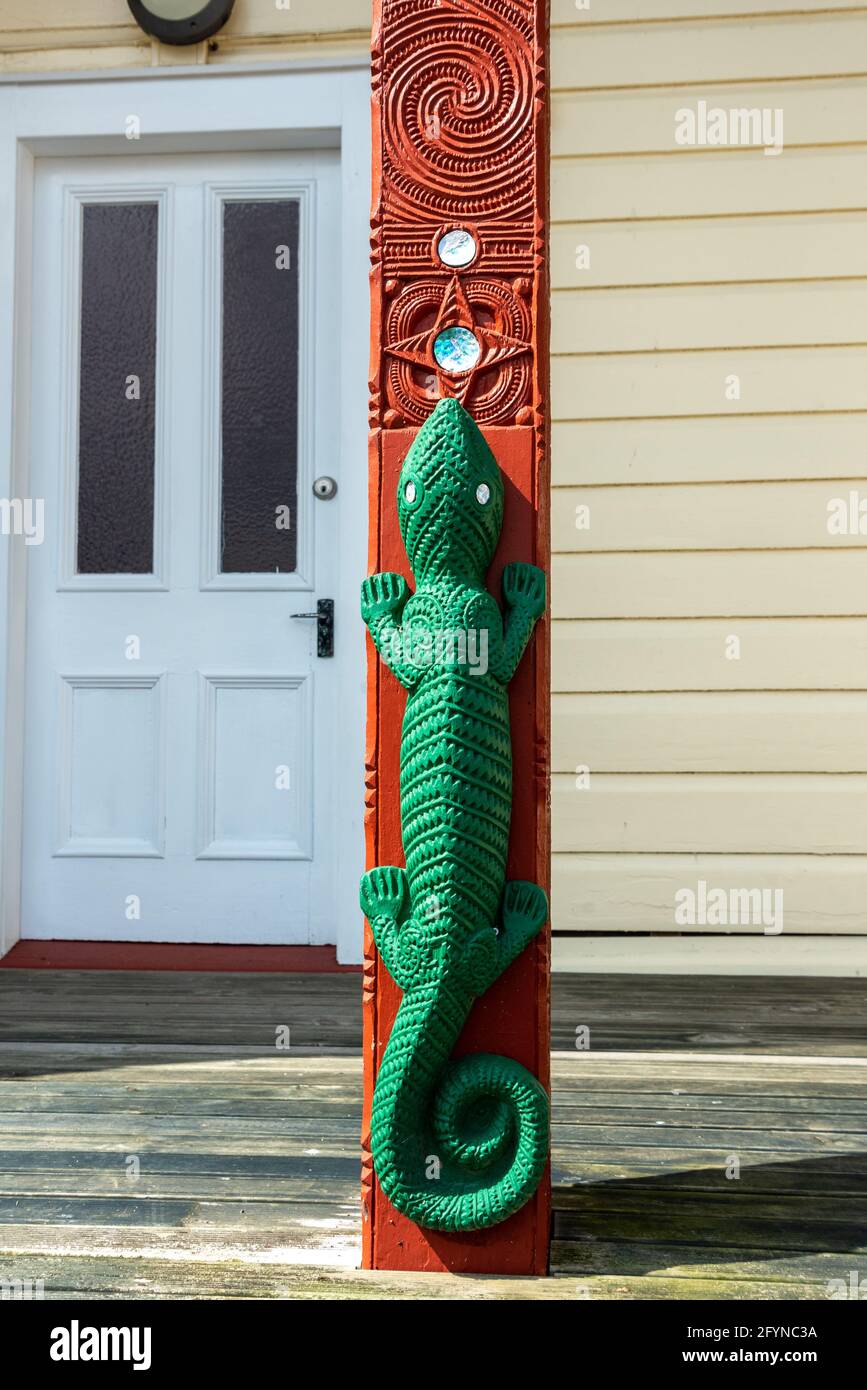 Belles sculptures maories traditionnelles dans le village de Whakarewarewa, île du Nord de la Nouvelle-Zélande Banque D'Images