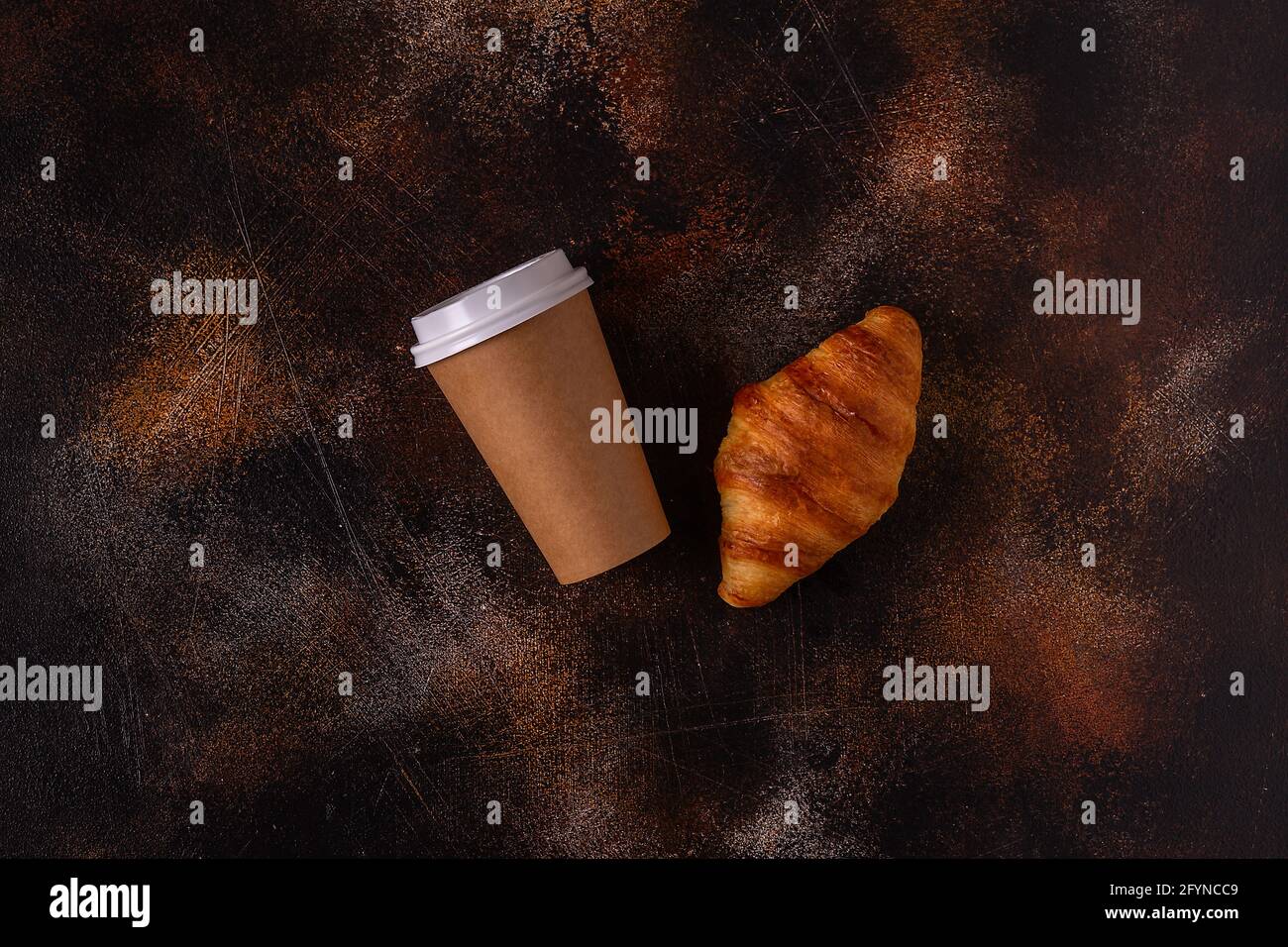 Café à emporter dans une tasse de papier avec croissants, vue de dessus. Banque D'Images
