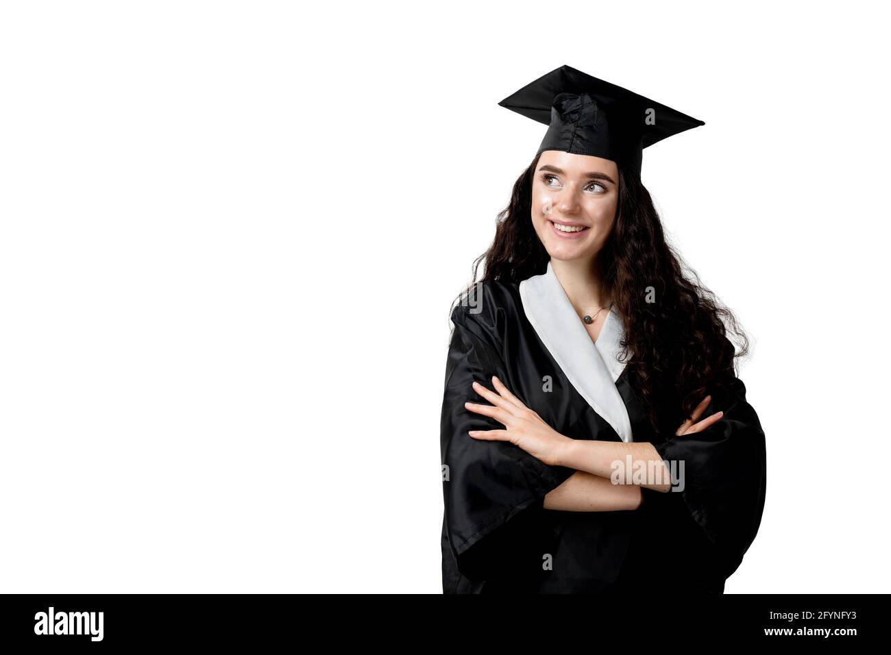 Jeune fille diplômé avec un master en robe de graduation noire et chapeau  sur fond blanc. Bonne jeune femme carériste ont du succès dans son  entreprise Photo Stock - Alamy