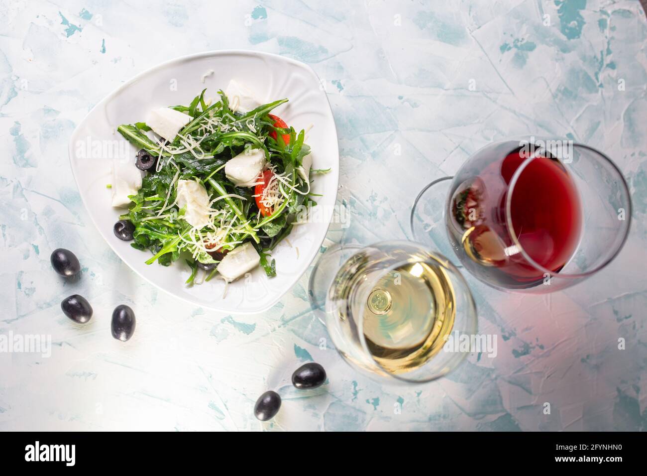 salade avec seigle et fromage et vin, olives en arrière-plan Banque D'Images