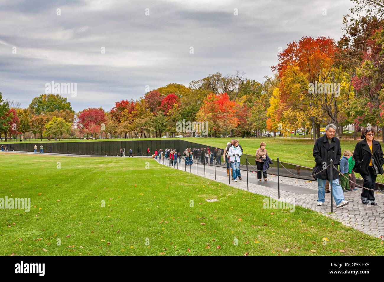 Les personnes qui marchent devant le mur commémoratif des anciens combattants du Vietnam qui rend hommage aux membres des forces armées américaines qui ont combattu pendant la guerre du Vietnam, Washington DC Banque D'Images