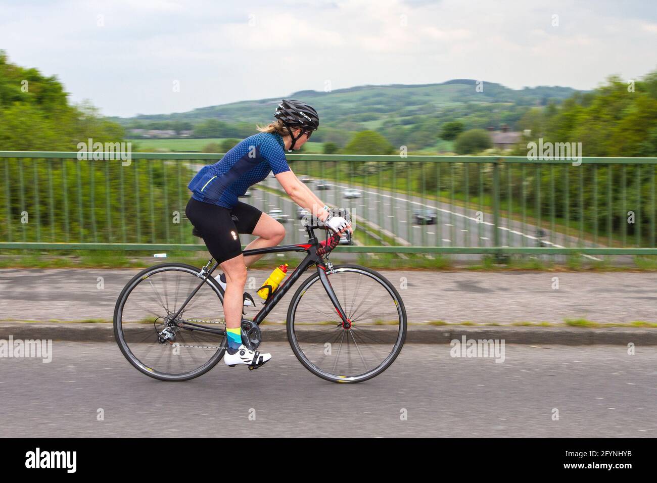 Femme à vélo sportif moderne à Chorley Royaume-Uni: Campagne activités dans la campagne Lancashire que les résidents locaux prennent une promenade sur les routes de campagne, en évitant l'autoroute très fréquentée. Crédit; MediaWorldImages/AlamyLiveNews Banque D'Images