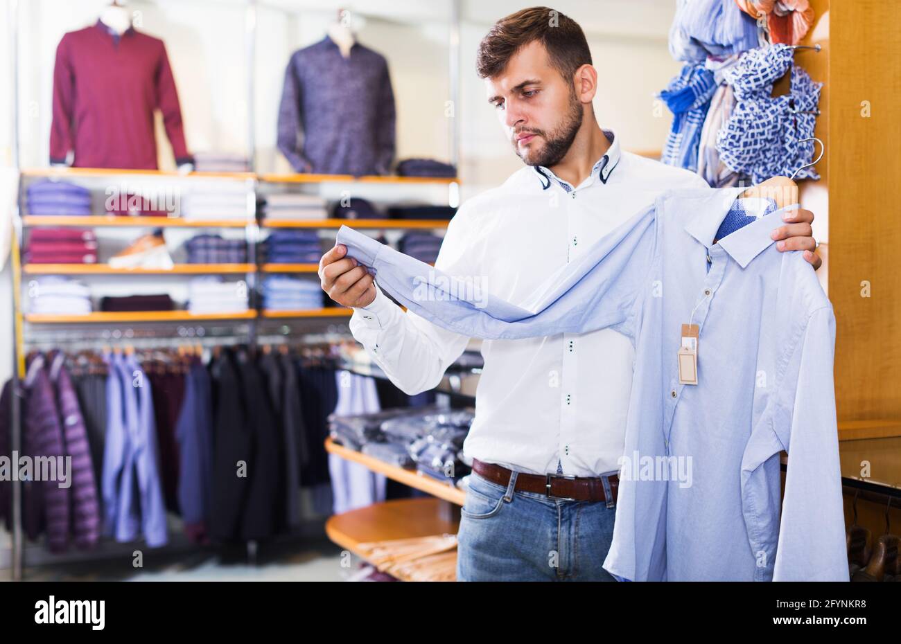 beau italien homme client look chemise classique dans magasin de mode Photo  Stock - Alamy