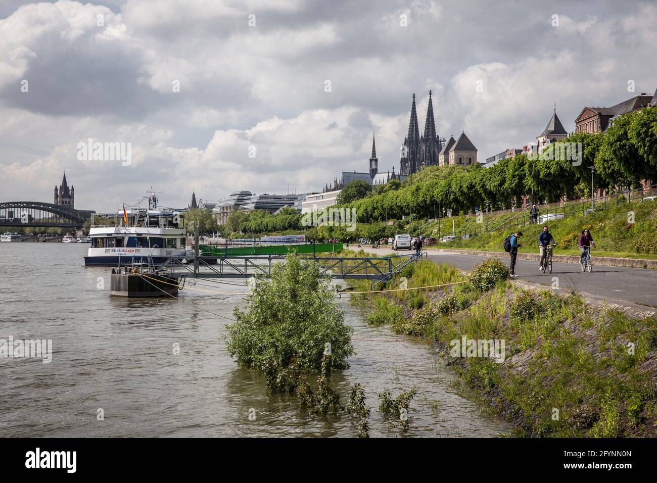 Rives du Rhin, église romane Gross Saint-Martin, cathédrale et église romane Saint-Kunibert, Cologne, Allemagne. Rheinufer, roma Banque D'Images