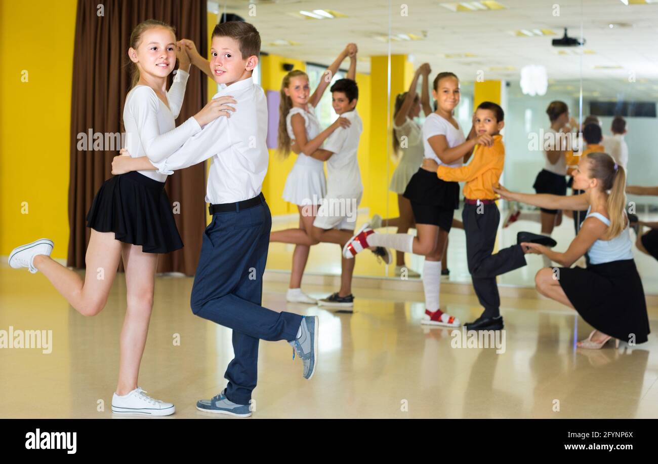 Smiling Children are dancing valse en classe. Banque D'Images