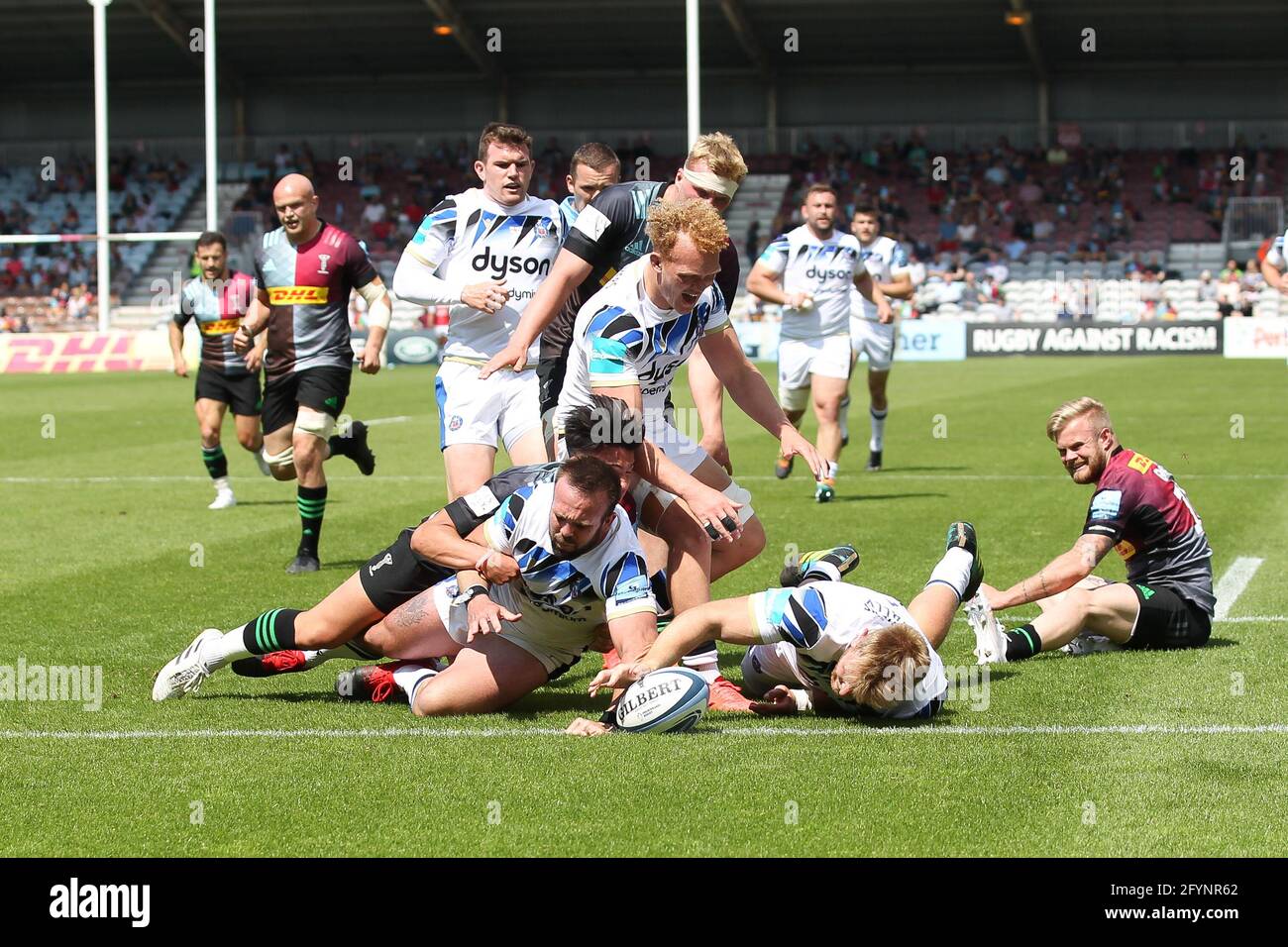 Twickenham, Royaume-Uni. 29 mai 2021. Josh McNally de Bath Rugby de Bath marque un essai pour Bath pour obtenir le score 15-8 lors du match de rugby Gallagher Premiership entre Harlequins et Bath Rugby au Stoop, Twickenham, Royaume-Uni, le 29 mai 2021. Photo de Ken Sparks. Utilisation éditoriale uniquement, licence requise pour une utilisation commerciale. Aucune utilisation dans les Paris, les jeux ou les publications d'un seul club/ligue/joueur. Crédit : UK Sports pics Ltd/Alay Live News Banque D'Images