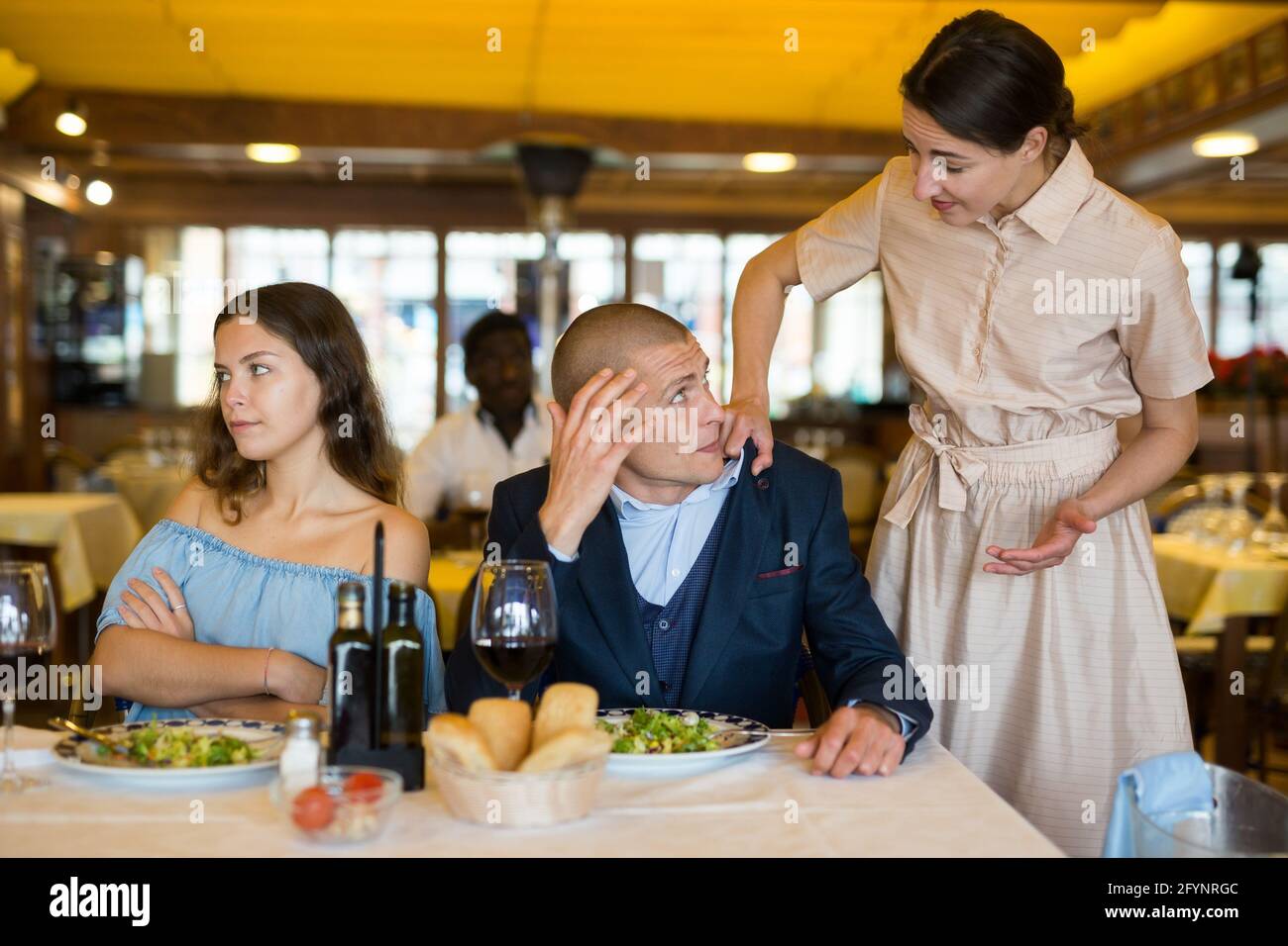 Triangle de l'amour - la femme a attrapé son mari avec de la maîtresse dans un restaurant Banque D'Images