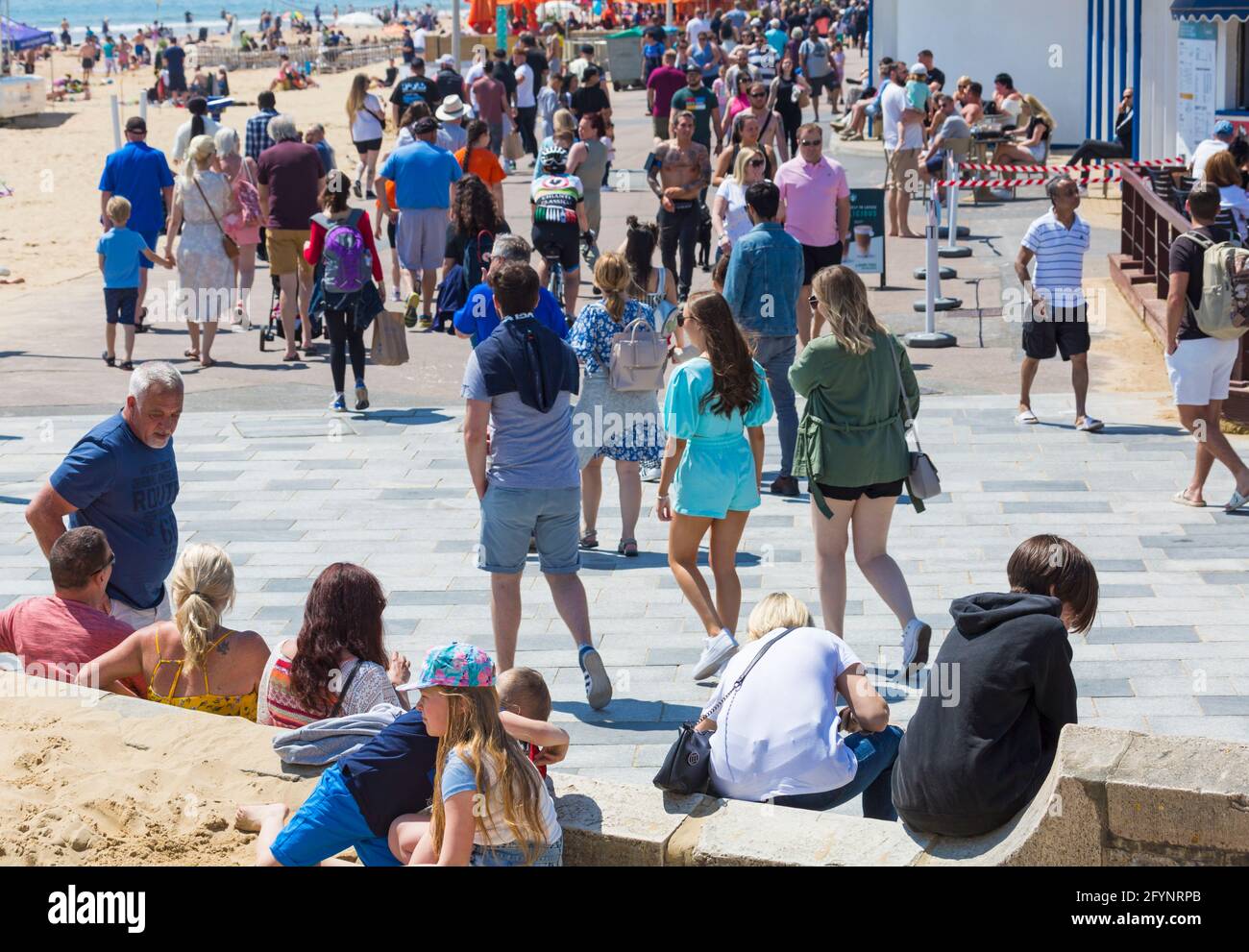 Bournemouth, Dorset, Royaume-Uni. 29 mai 2021. Météo au Royaume-Uni : belle journée chaude et ensoleillée sur les plages de Bournemouth, alors que les gens affluent en bord de mer pour profiter du soleil pour le début du long week-end des vacances en banque, car de plus en plus de gens prennent des promenades en raison des restrictions sur les voyages à l'étranger en raison de Covid. Crédit : Carolyn Jenkins/Alay Live News Banque D'Images