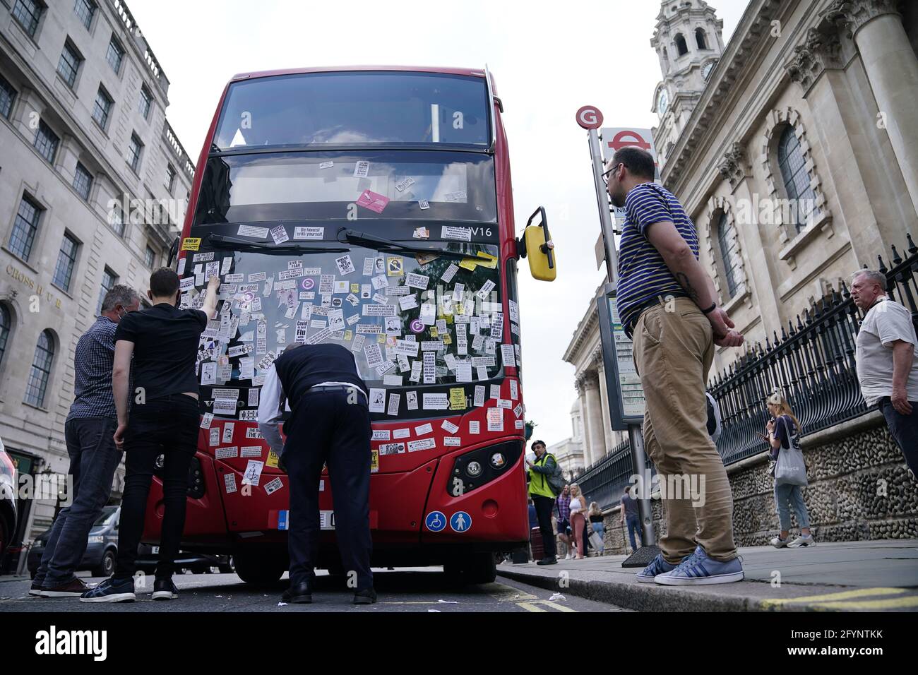 Un bus londonien est recouvert d'autocollants anti-vaccins près de Trafalgar Square à la suite d'une manifestation contre les vaccins dans le centre de Londres. Date de la photo: Samedi 29 mai 2021. Banque D'Images