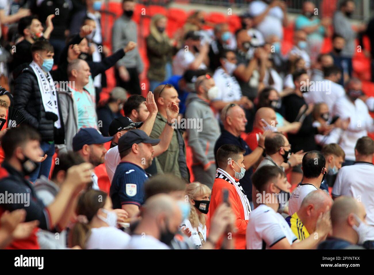 Londres, Royaume-Uni. 29 mai 2021. Les fans de Swansea City applaudissent devant k/O. EFL Skybet Championship joue du match final, Brentford v Swansea City au stade Wembley à Londres le samedi 29 mai 2021. Cette image ne peut être utilisée qu'à des fins éditoriales. Utilisation éditoriale uniquement, licence requise pour une utilisation commerciale. Aucune utilisation dans les Paris, les jeux ou les publications d'un seul club/ligue/joueur. photo par Steffan Bowen/Andrew Orchard sports photographie/Alay Live news crédit: Andrew Orchard sports photographie/Alay Live News Banque D'Images